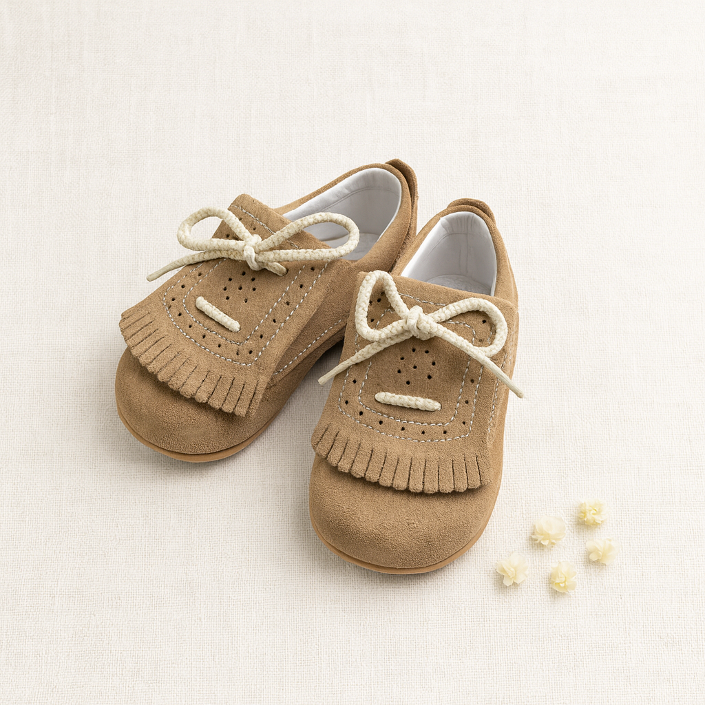 Sapatos infantis castanhos em camurça com atacadores brancos e franjas decorativas