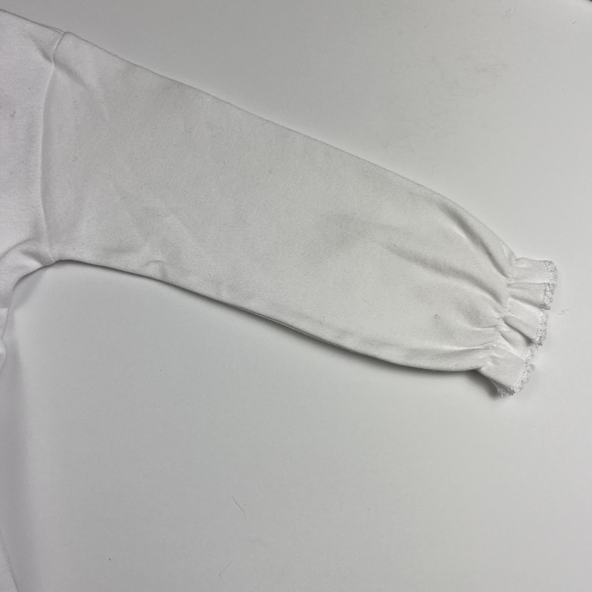 Manga longa branca com punho franzido e renda