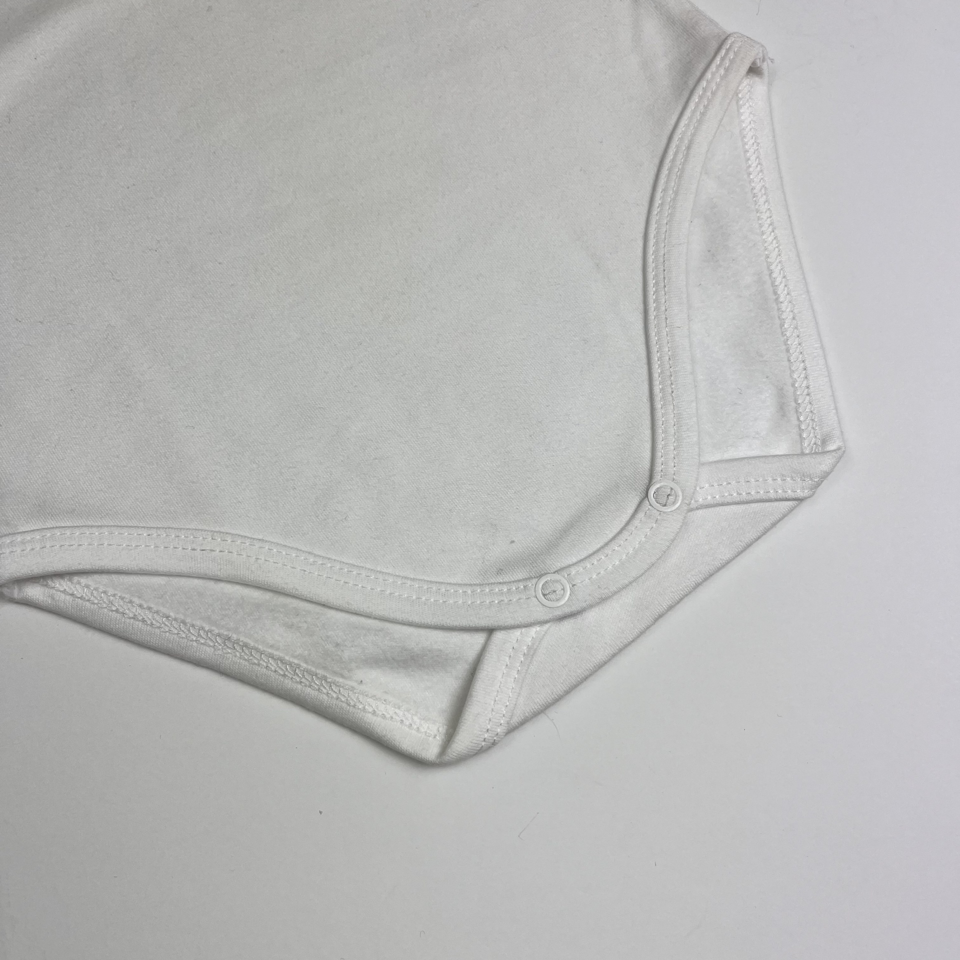 Body branco de bebé com botões de pressão