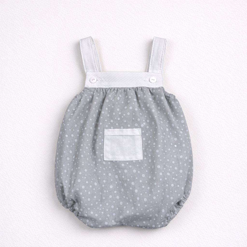 pelele cinzento com bolinhas brancas, alças e bolso branco