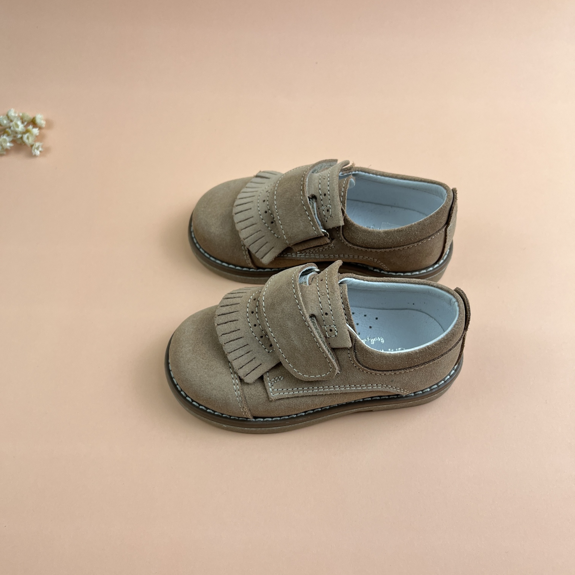 Sapatos infantis castanhos de camurça com franjas e fecho tira aderente