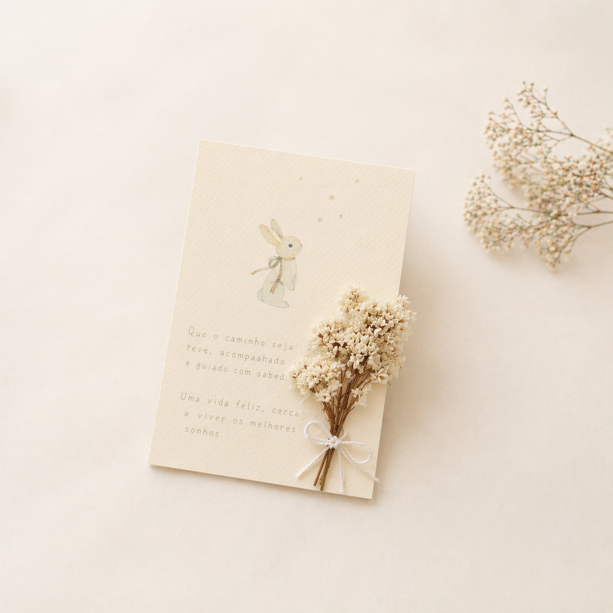 Cartão com ilustração de coelho e flores secas amarradas