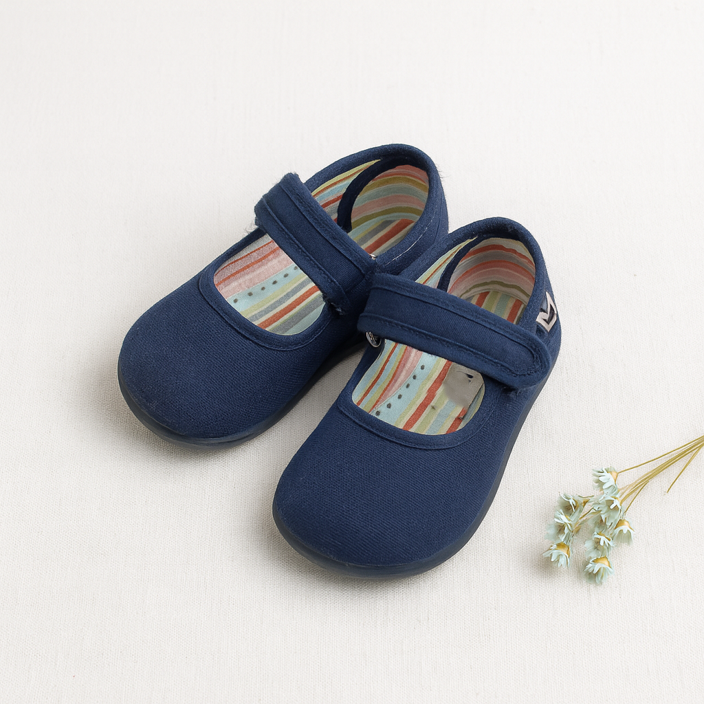 Sapatilhas azuis para criança com fecho de velcro e interior listrado colorido