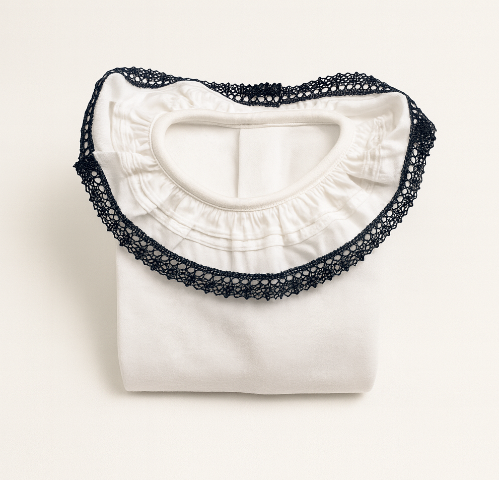 Camisola branca com gola rendada preta dobrada