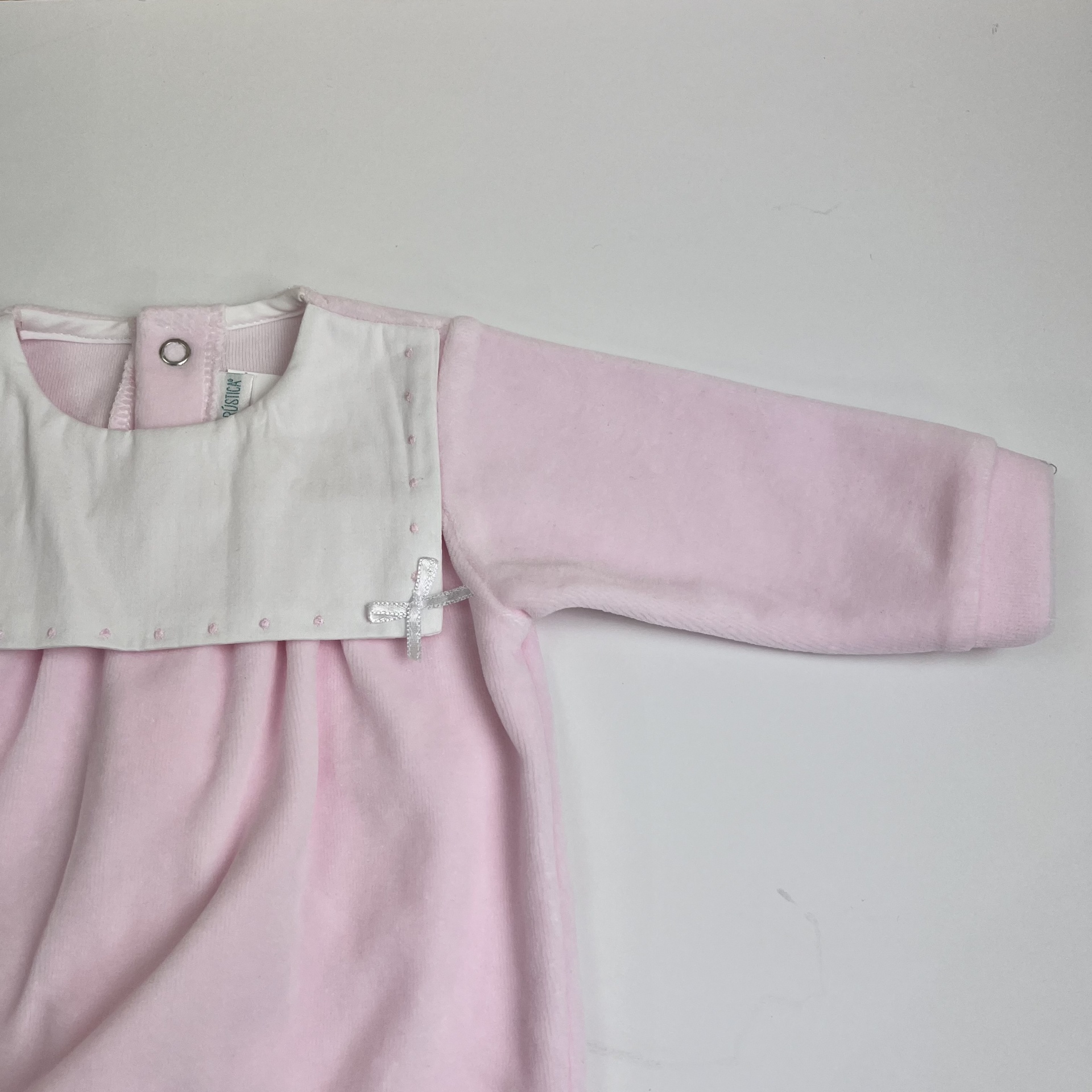 Pijama bebé cor-de-rosa com gola branca e laço