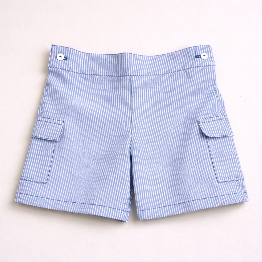 Calções de criança com riscas azuis e brancas, bolsos laterais e botões brancos