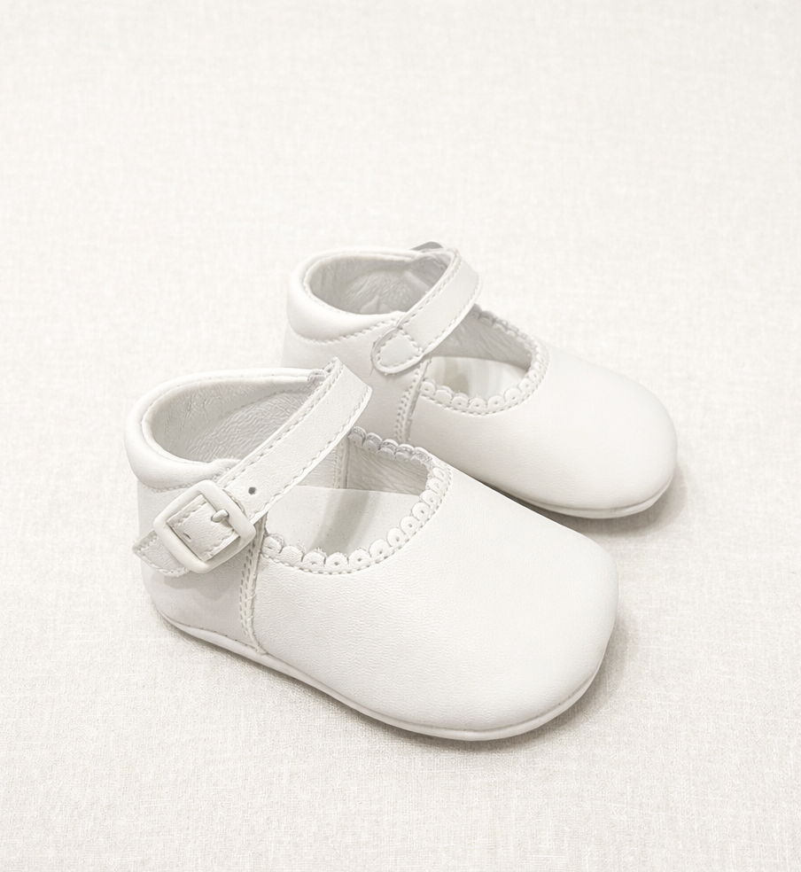 Sapatos de bebé brancos com fecho de velcro e detalhe em renda.