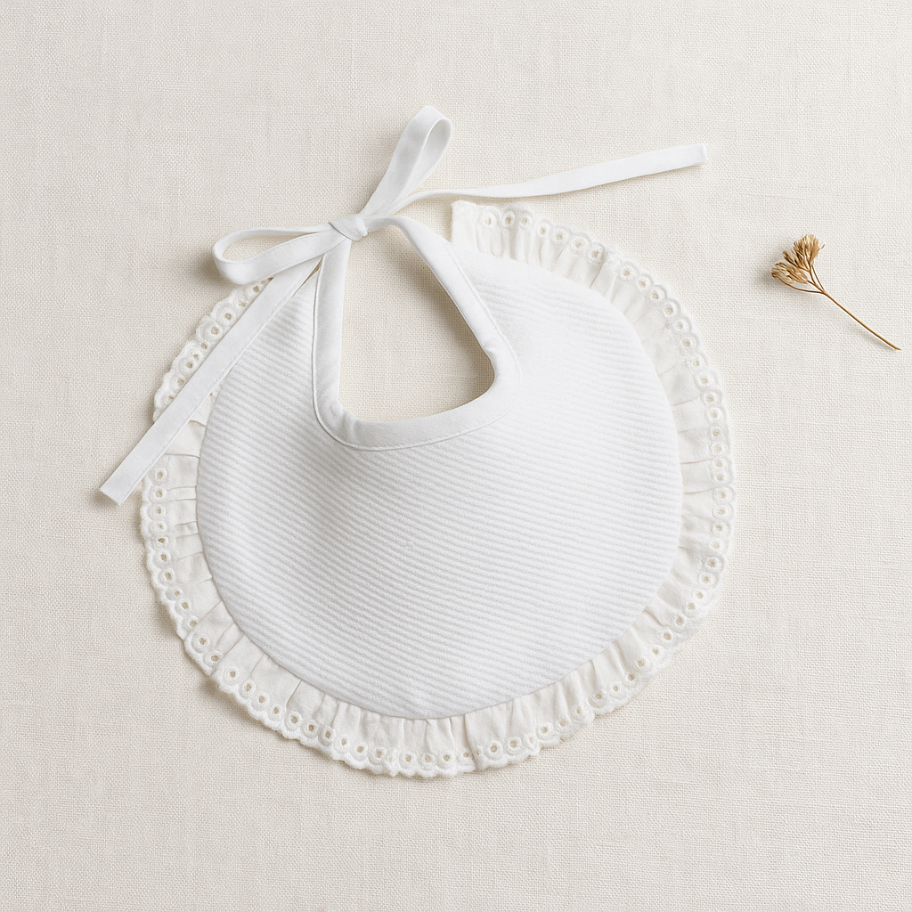 Babete branca redonda com renda e laço em fundo bege