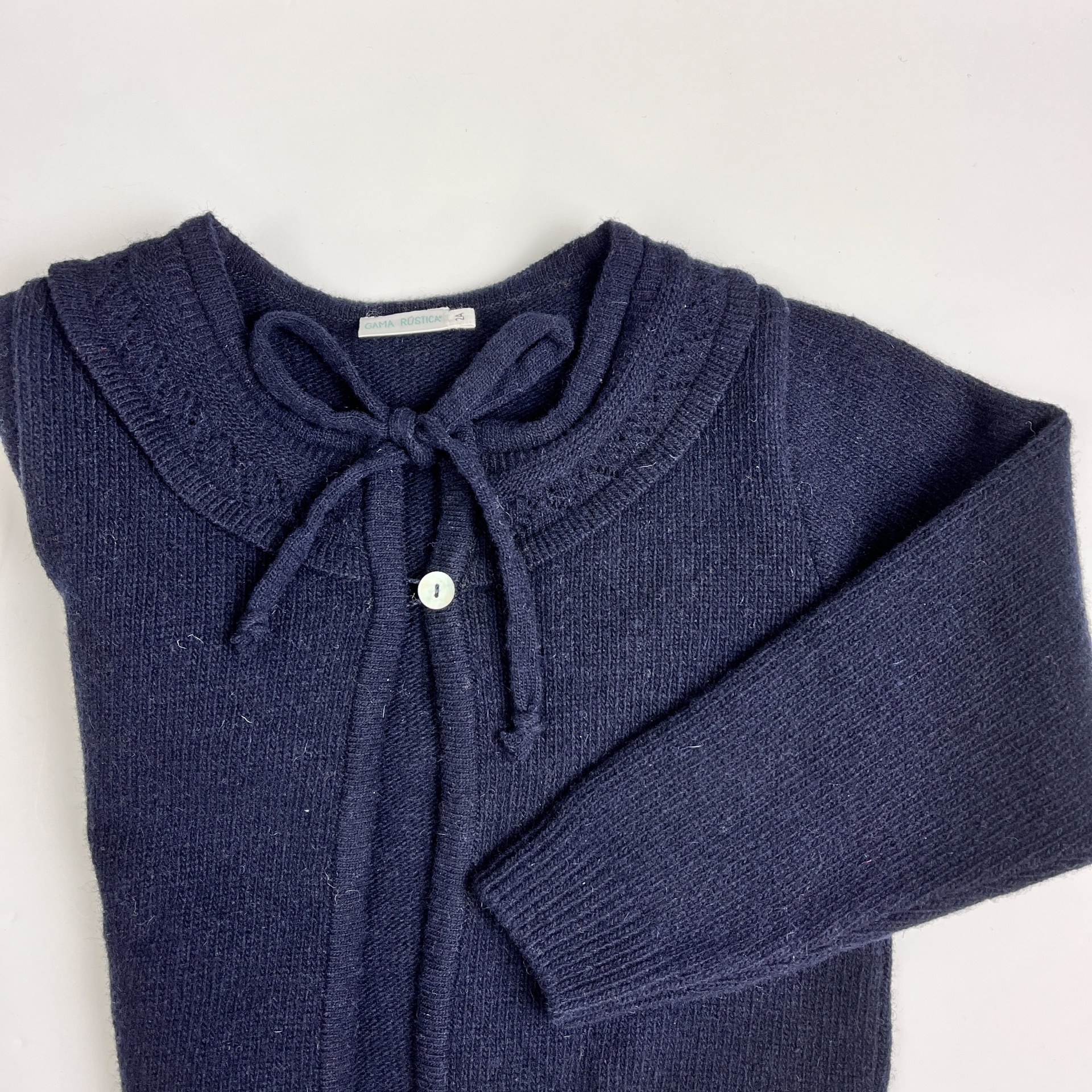 Camisola azul escura de malha com gola redonda e laçada