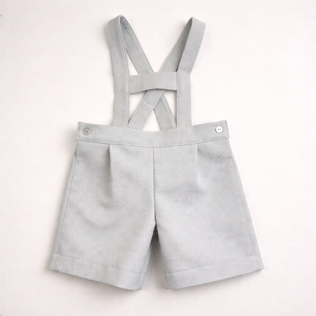 Calções cinza claro com alças cruzadas e botões prateados