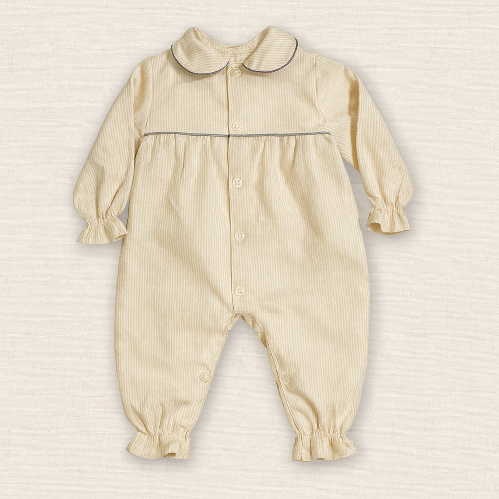 Macacão de bebé amarelo claro com riscas finas e botões frontais