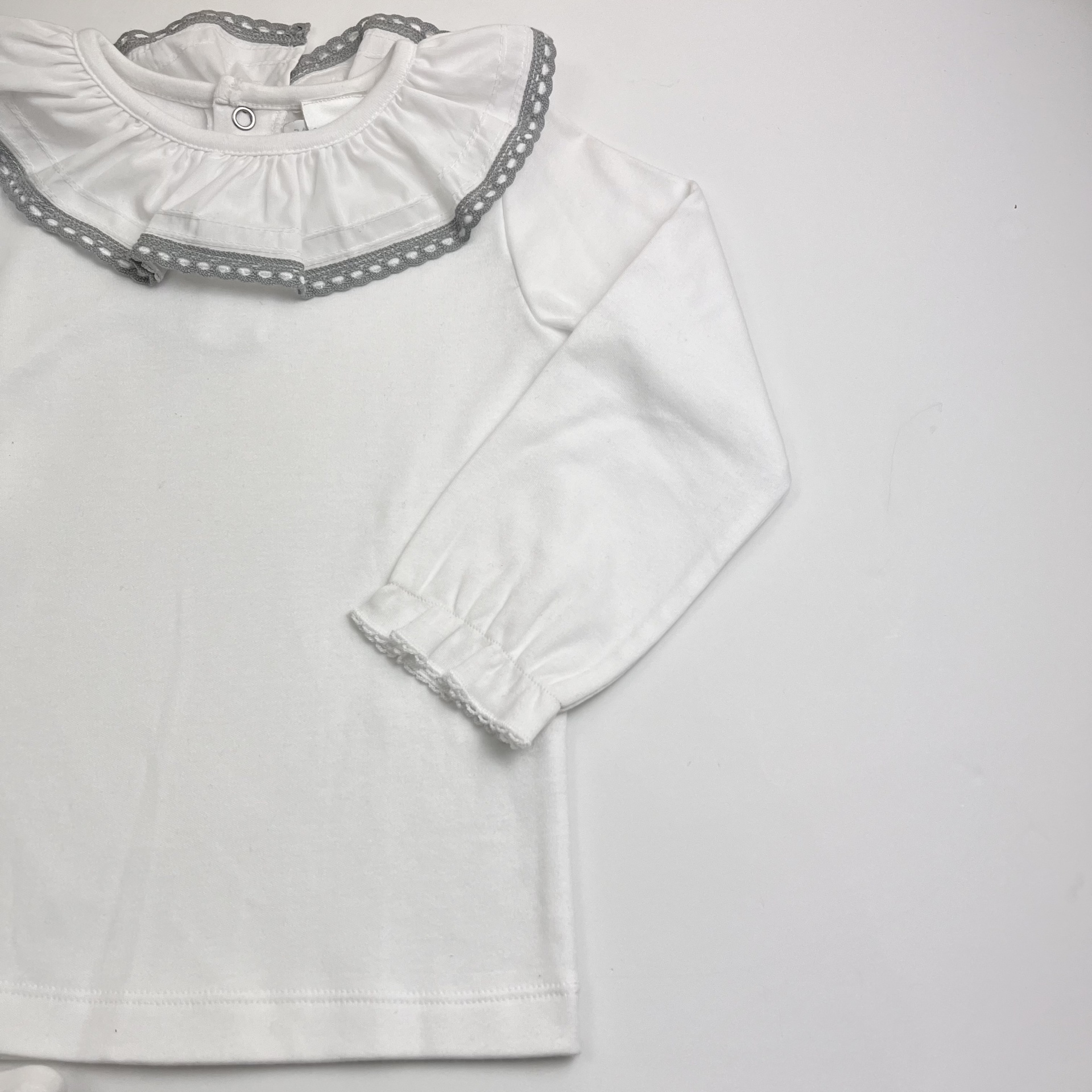 Camisola branca de manga comprida com folho na gola e bordado cinzento