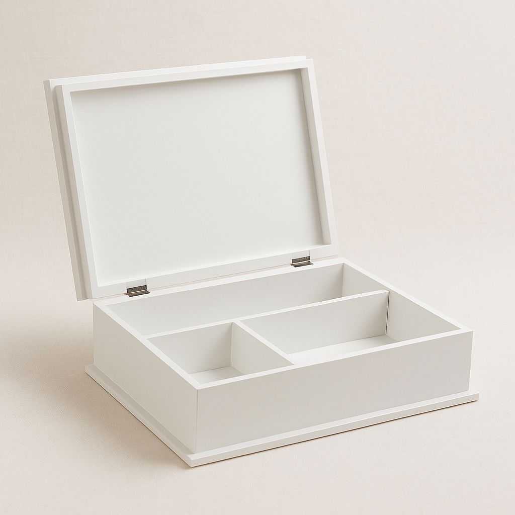 Caixa organizadora branca de madeira com compartimentos e tampa aberta