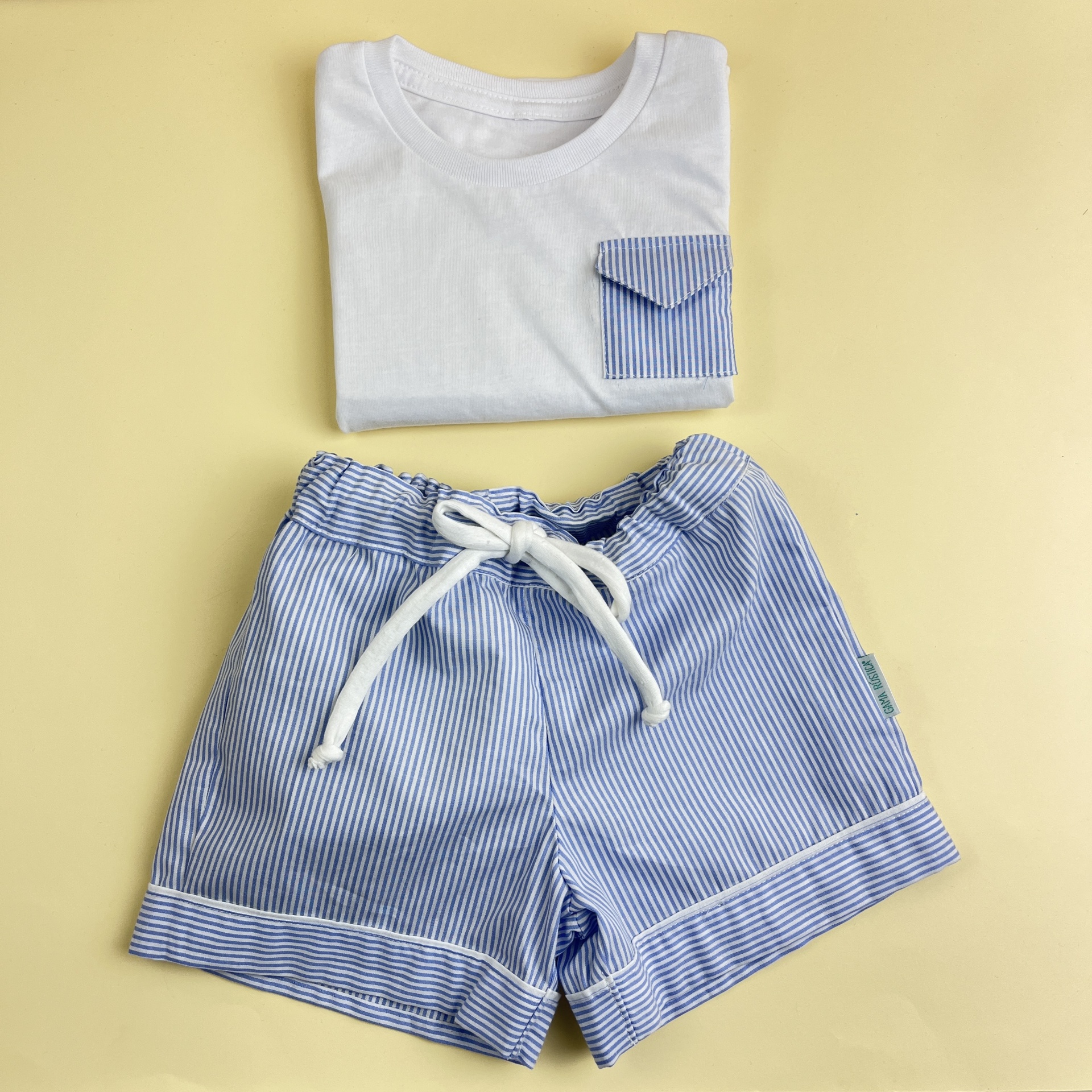 Conjunto roupa infantil com t-shirt branca e calções riscado azul