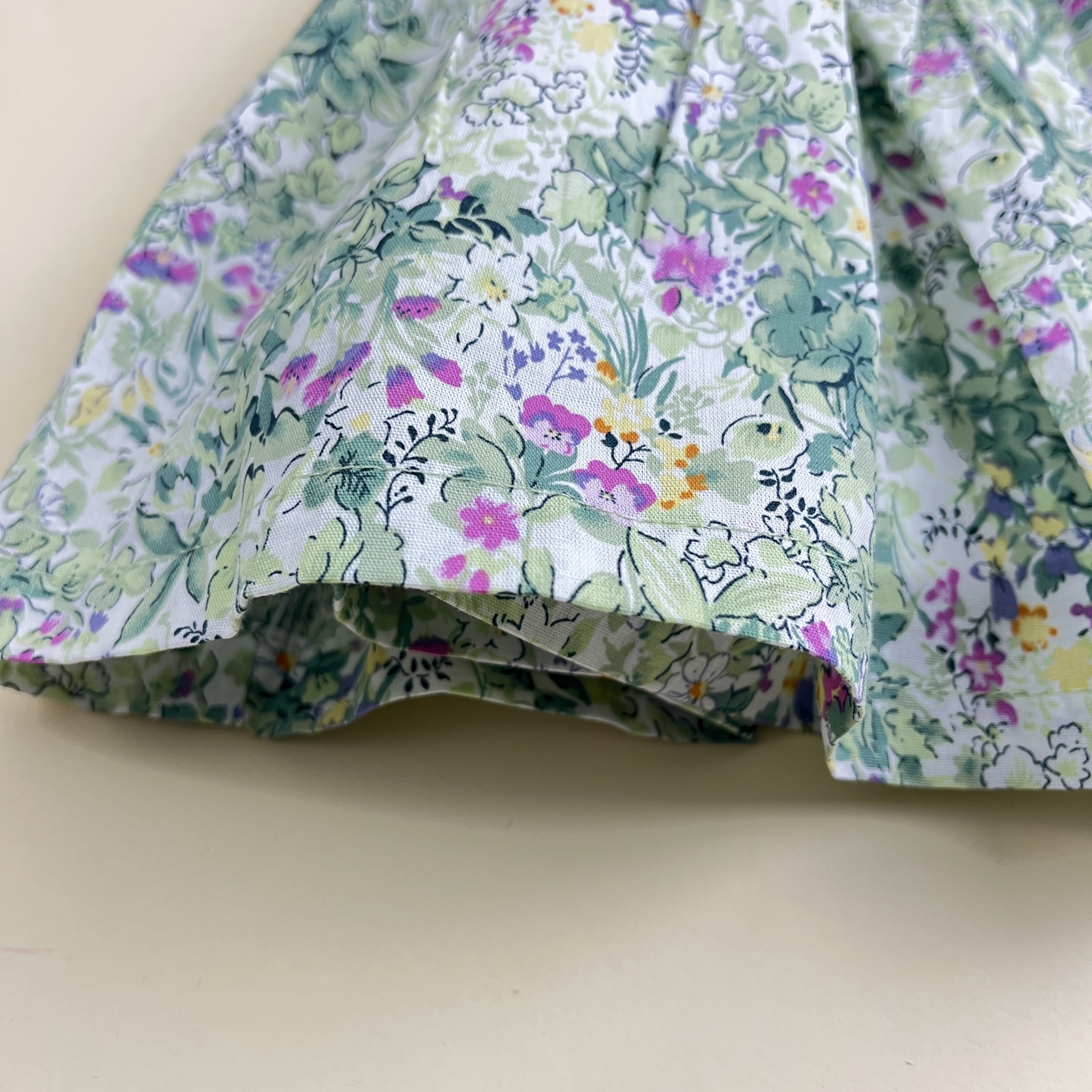 Detalhe de tecido floral em vestido ou saia