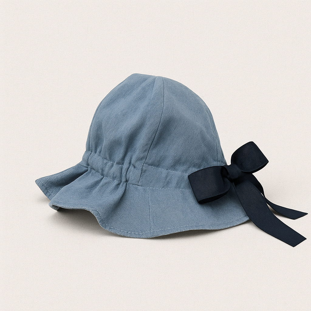 Chapéu azul claro com laço preto num fundo branco