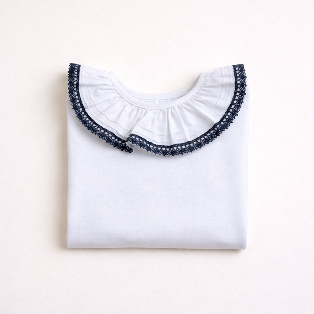 T-shirt branca com gola frisada e renda preta dobrada