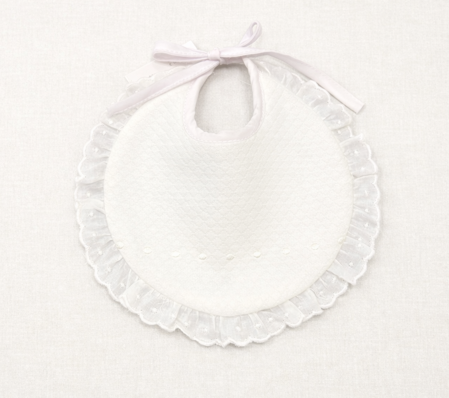 Babete branco redondo com folho e fita para atar
