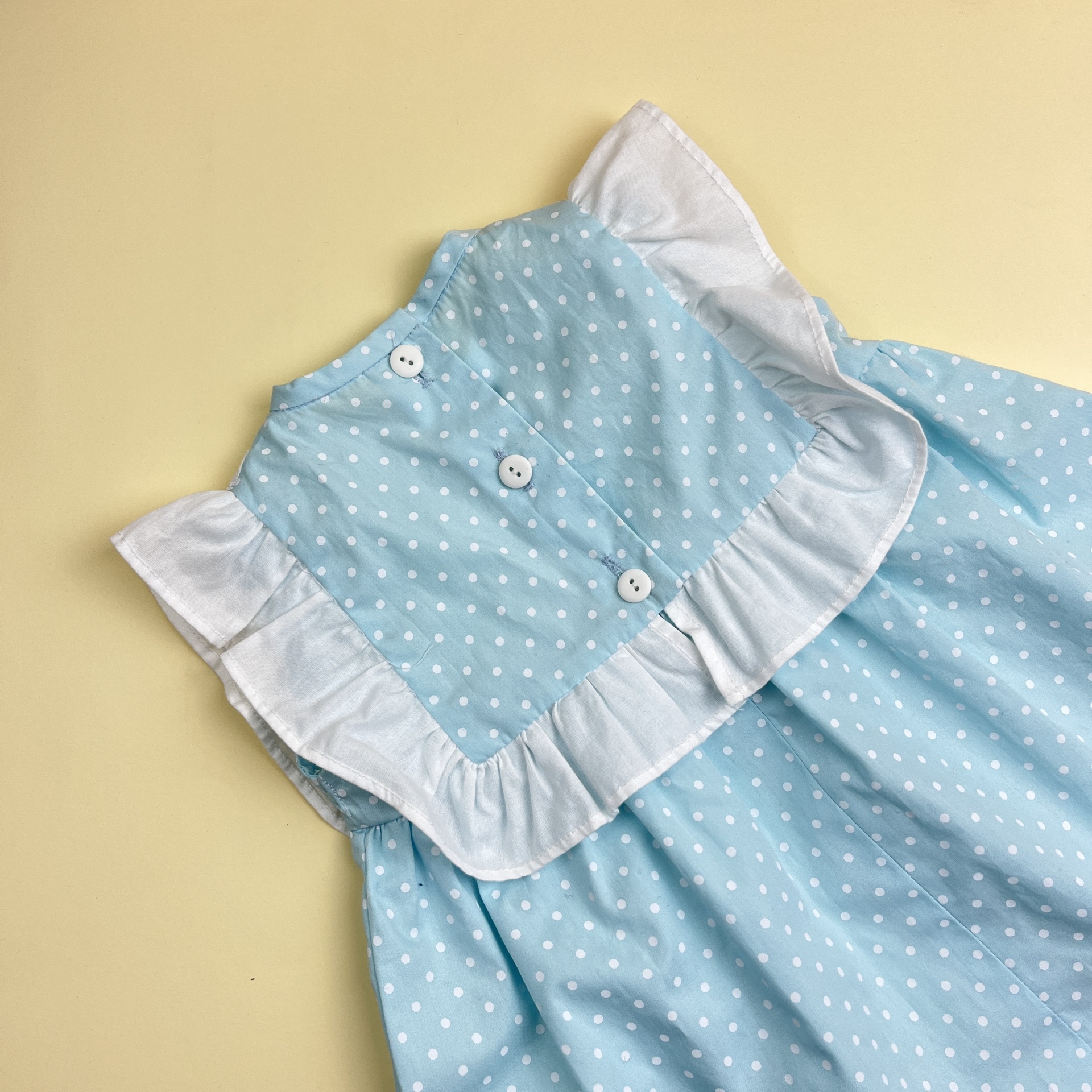 Vestido infantil azul com bolinhas brancas e babados brancos