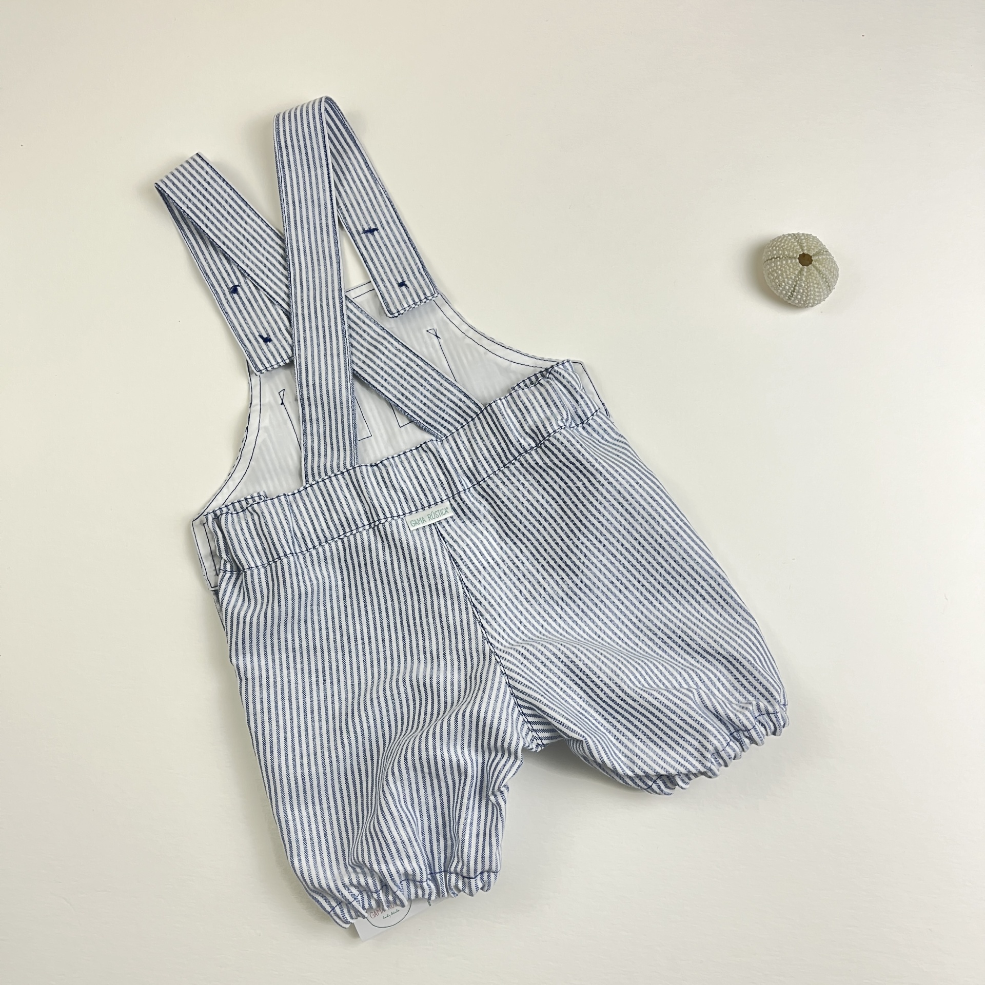 Calções de bebé às riscas azuis e brancas com alças e elástico nas pernas