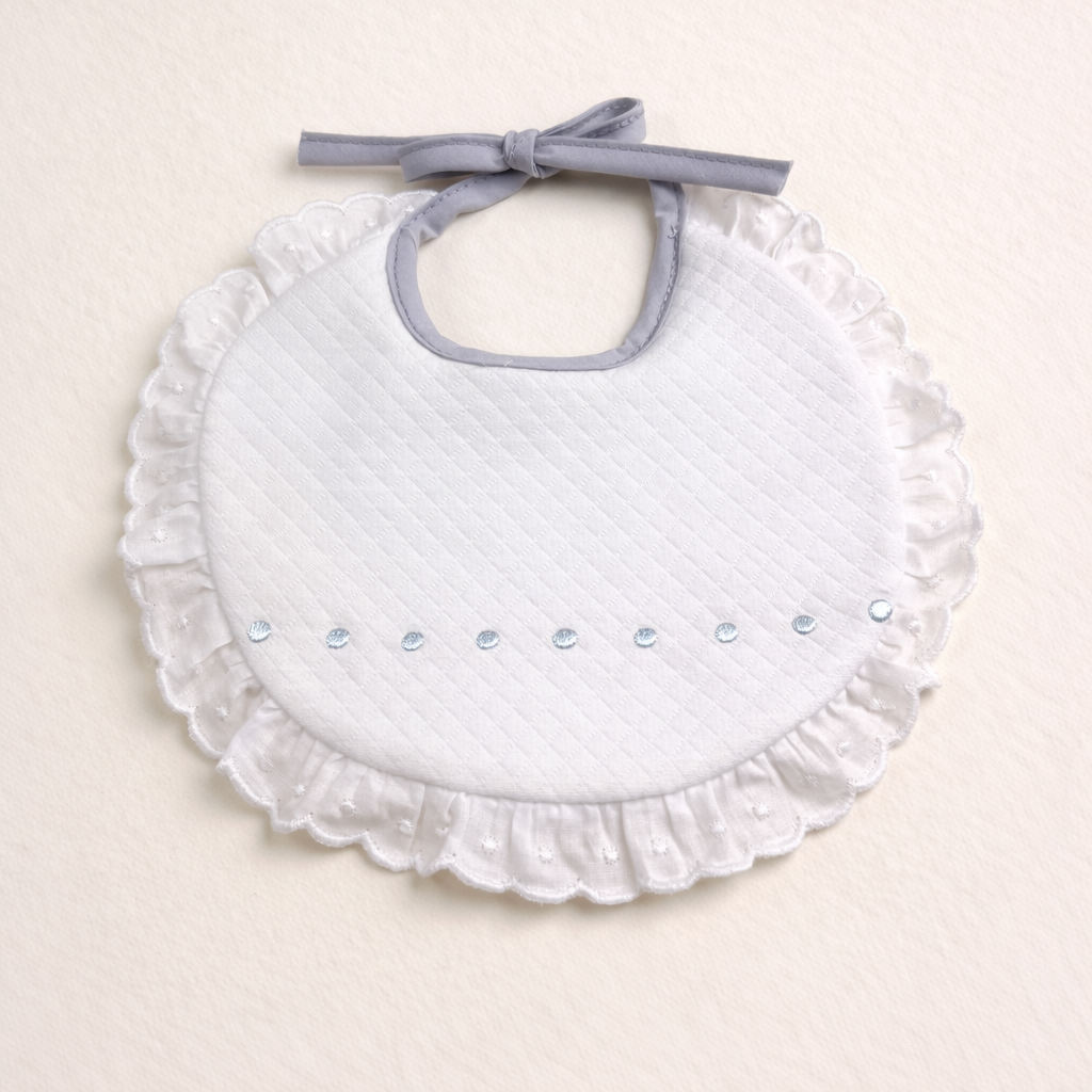 Babete de bebé branco com renda e fita cinzenta