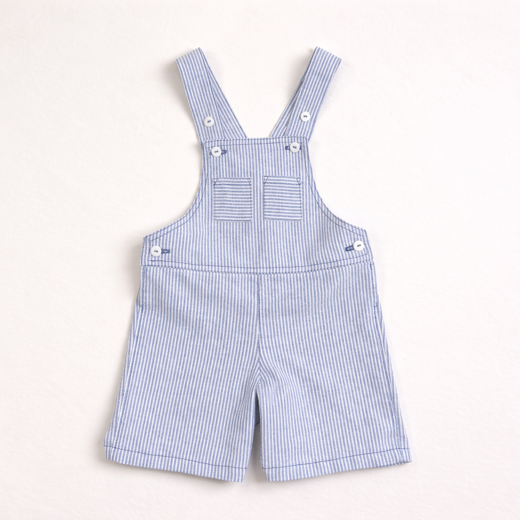 Jardineira curta riscada azul e branco com botões e bolsos no peito