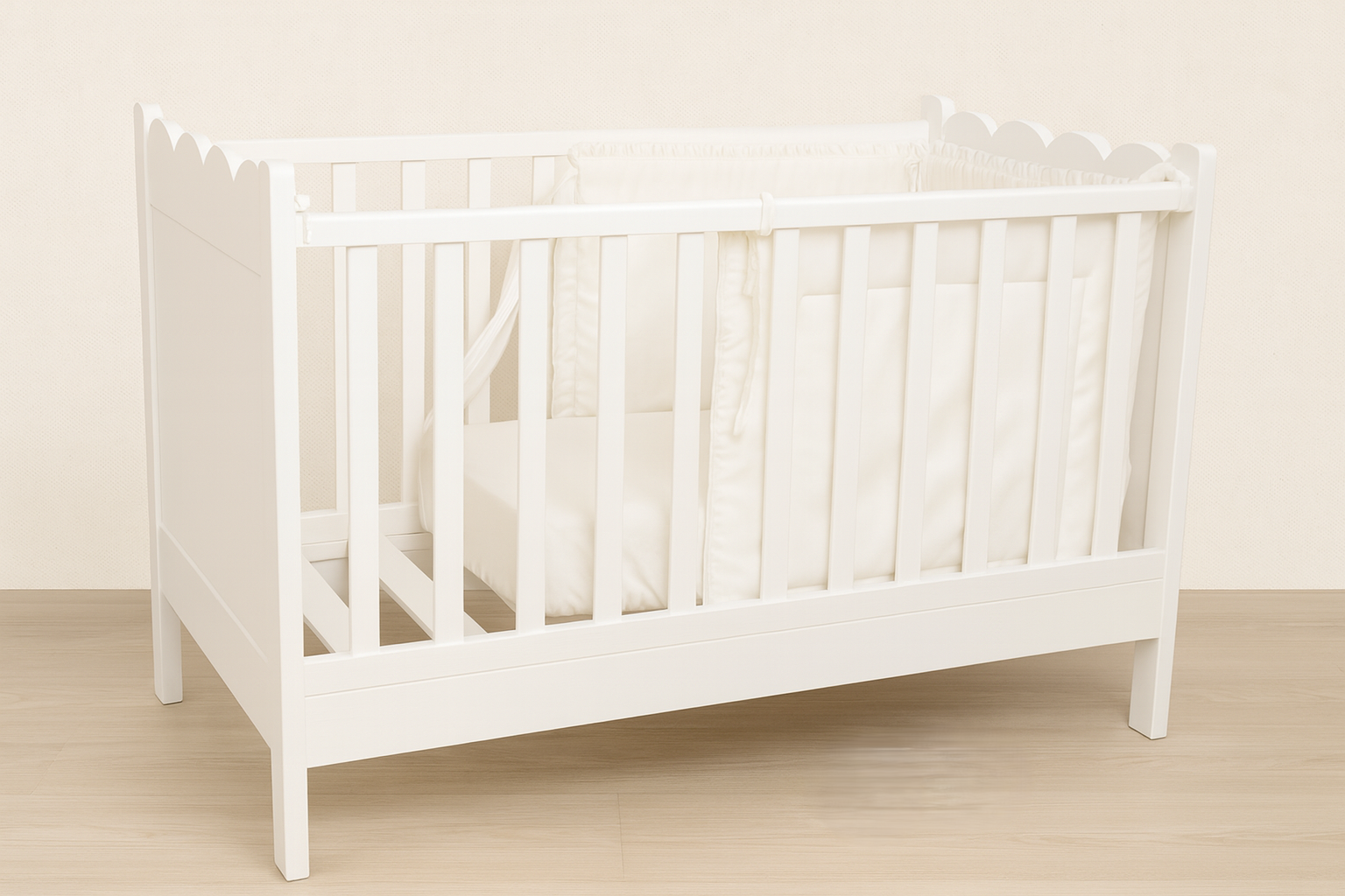 Berço branco de madeira para bebé com proteção acolchoada