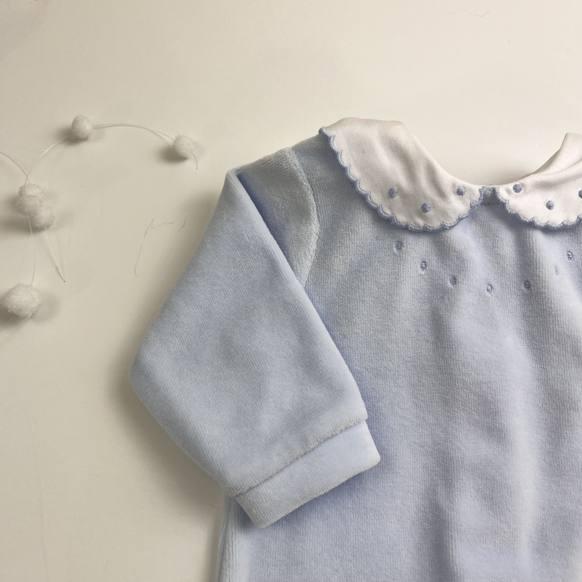 Pijama de bebé azul com gola branca bordada