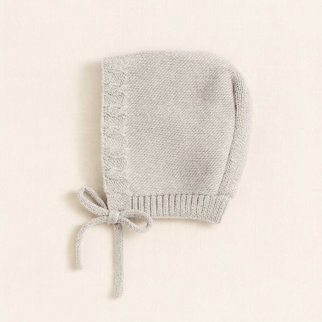 Gorro de malha cinza claro para bebé com fitas e padrão de tranças