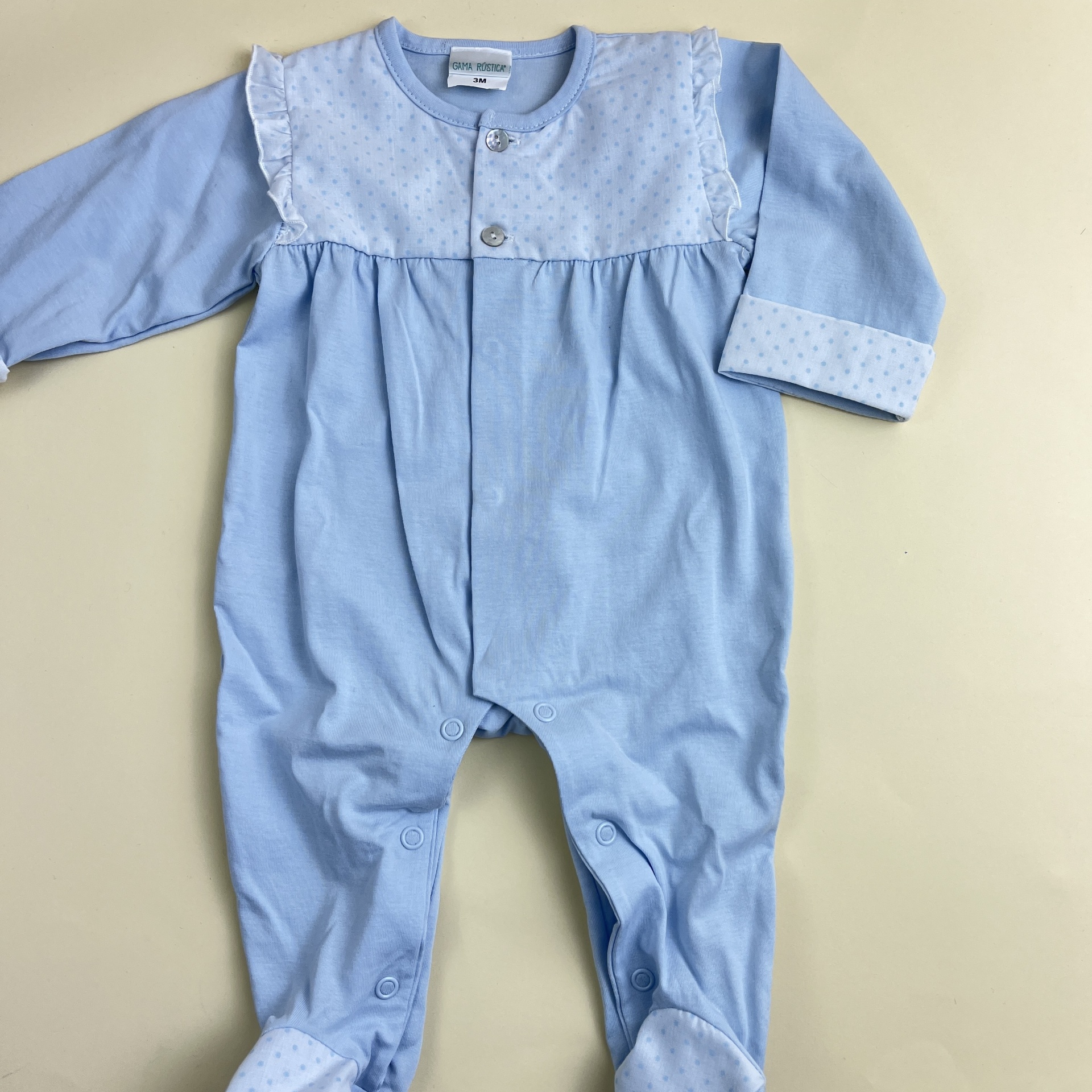 Pijama de bebé azul claro com detalhes brancos de pequenos pontos