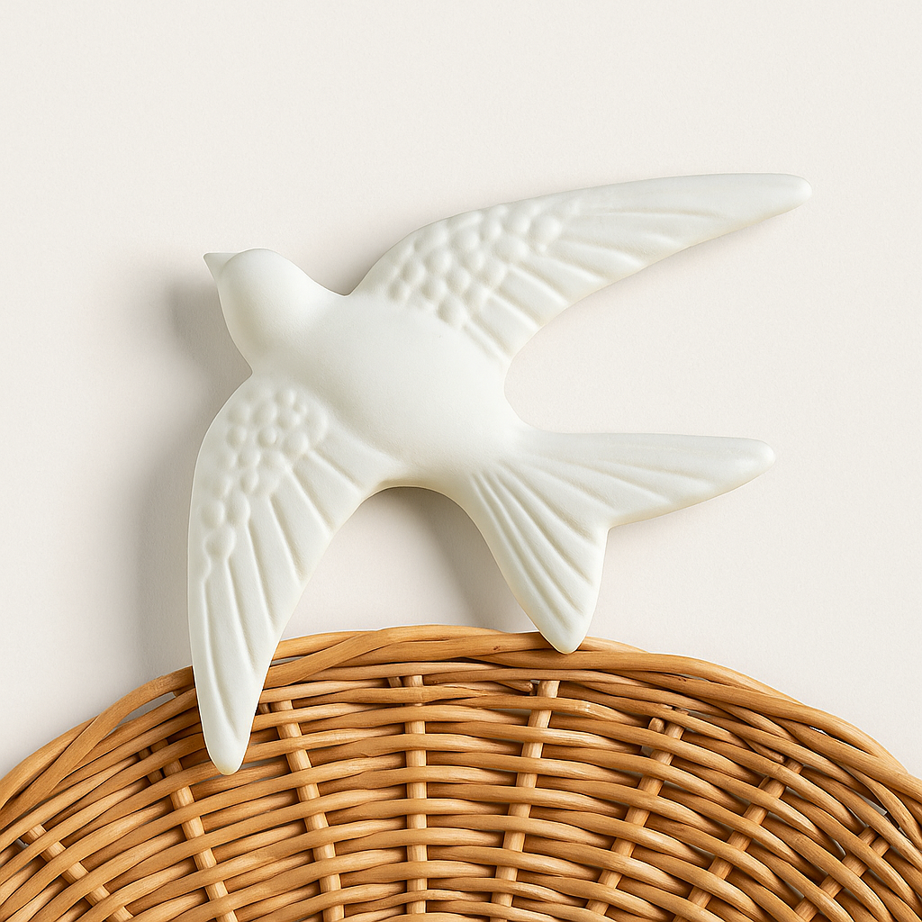 Escultura decorativa de pássaro branco em cerâmica sobre cesta de vime