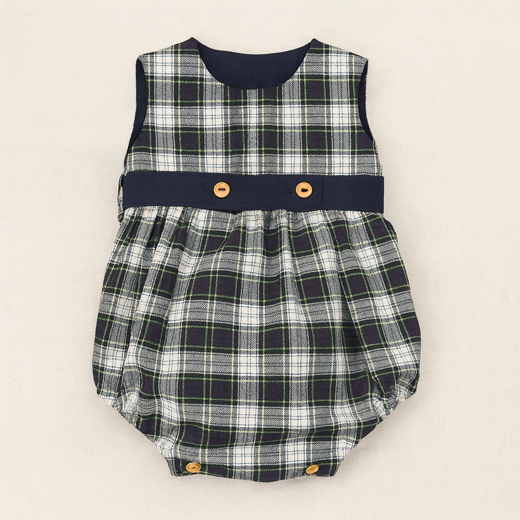 Body de bebé xadrez verde, branco e preto com faixa azul escura e botões castanhos