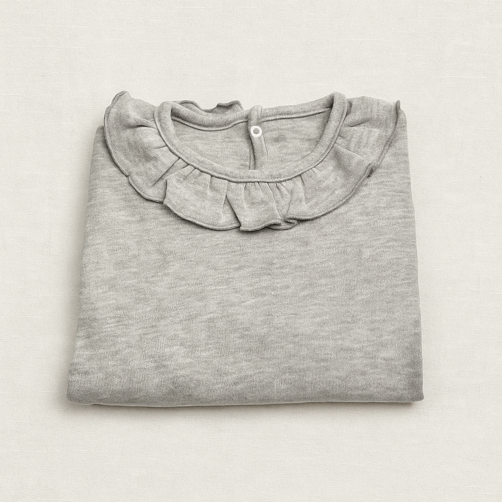 Camisola cinzenta dobrada com gola rodada franzida