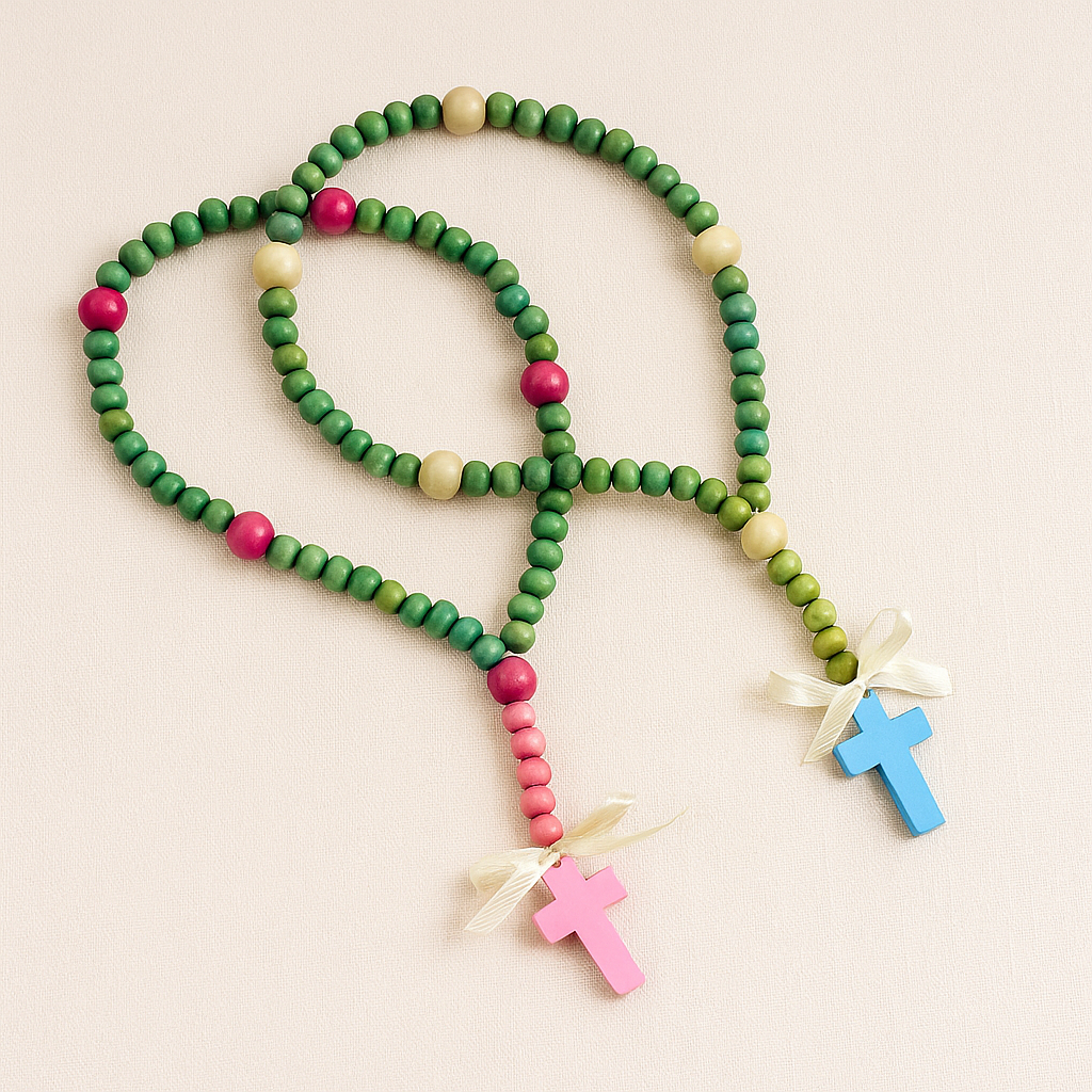 Duas rosárias de contas de madeira verdes com cruz rosa e azul, em fundo bege.