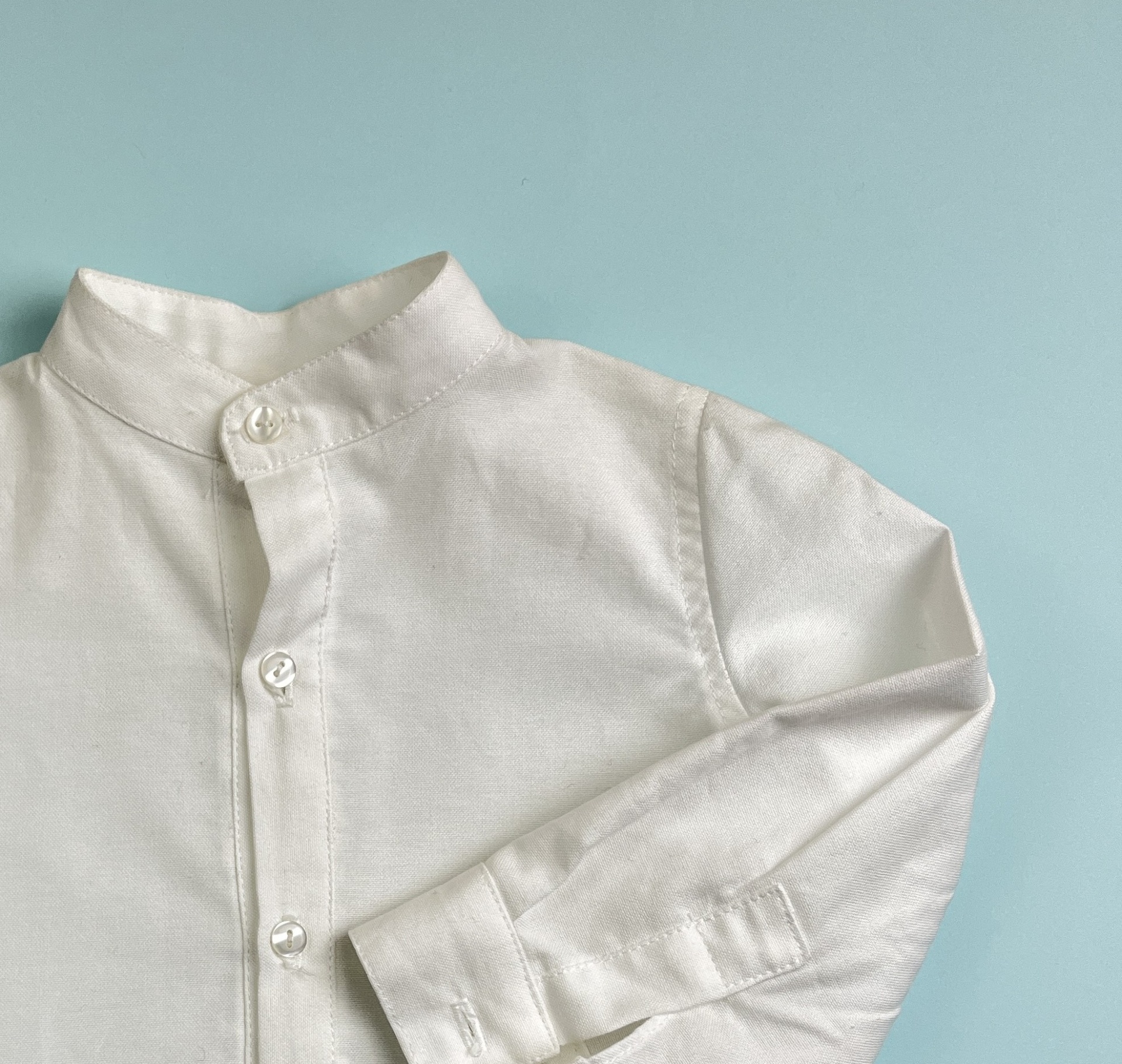 Camisa branca de manga comprida com botões