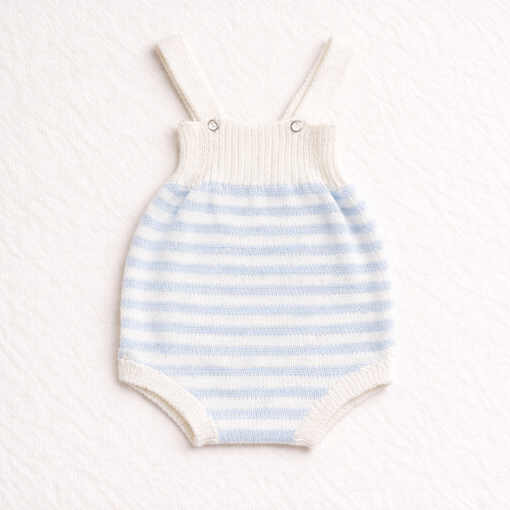 Macacão de bebé em malha às riscas azuis e brancas com alças ajustáveis