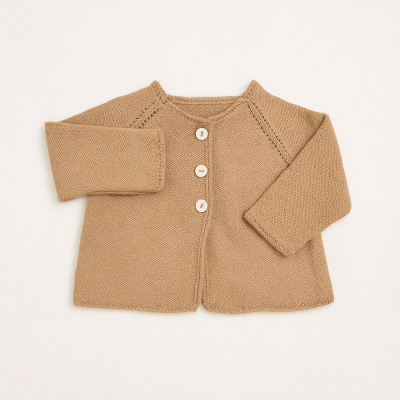 Casaco de malha camel para bebé com três botões brancos