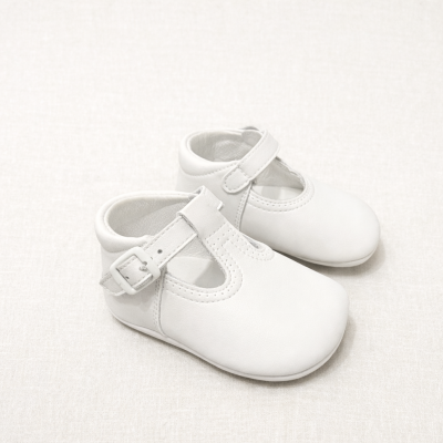 Sapatos de bebé brancos em pele com fecho de velcro e fivela