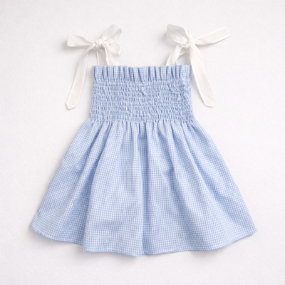 Vestido de criança azul claro e branco com alças brancas e parte superior franzida