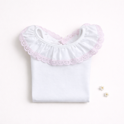 camisola branca com gola rodada rosa e renda