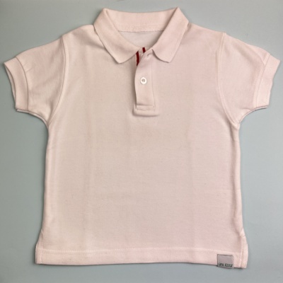 Polo rosa claro para criança em algodão com gola, botão e etiqueta pequena na bainha