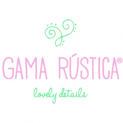 Logo com texto GAMA RÚSTICA® em rosa e lovely details em verde com desenho decorativo verde