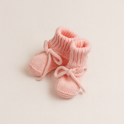 Botins de bebé em malha cor-de-rosa com laço