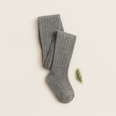 Meia comprida cinza com riscas verticais sobre fundo bege e ramo verde ao lado.
