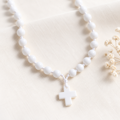 Colar branco com cruz em tecido branco e flores secas