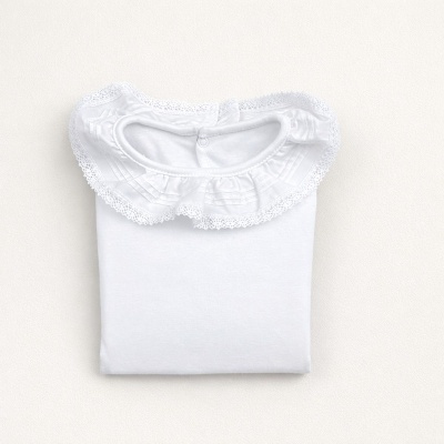 Camisola branca de algodão com gola rendada