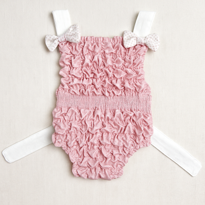 Fato de banho de bebé rosa com laços brancos e rosa