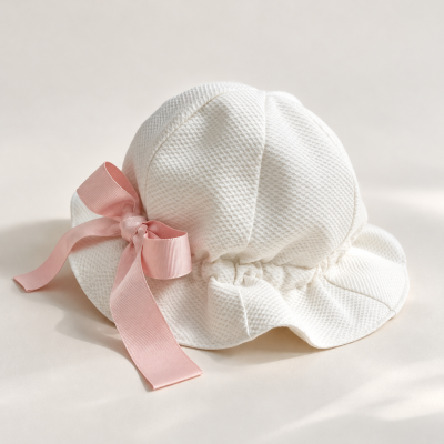 Chapéu branco texturado com laço rosa