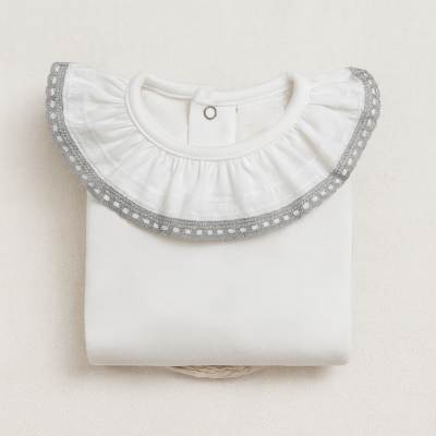 T-shirt branca com gola redonda e renda cinza