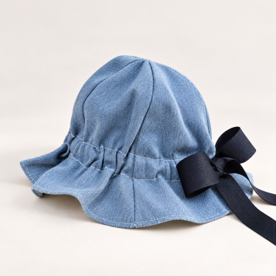 Chapéu azul claro com aba larga e laço preto